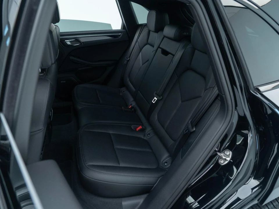 2026 Porsche Macan - Image 29 of 31