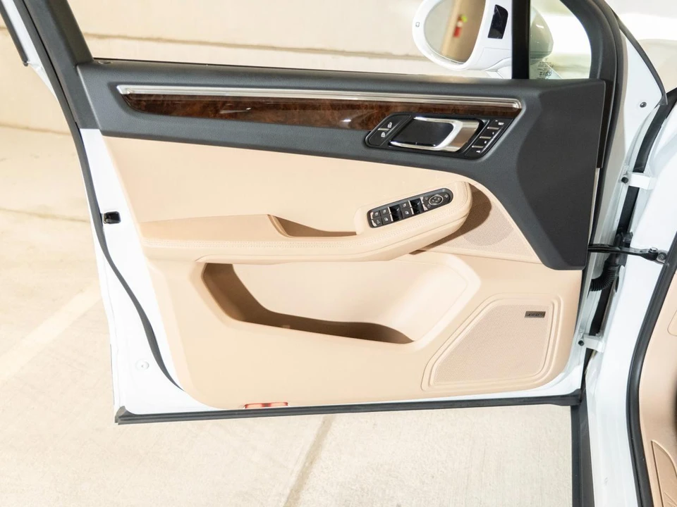 2026 Porsche Macan - Image 16 of 27