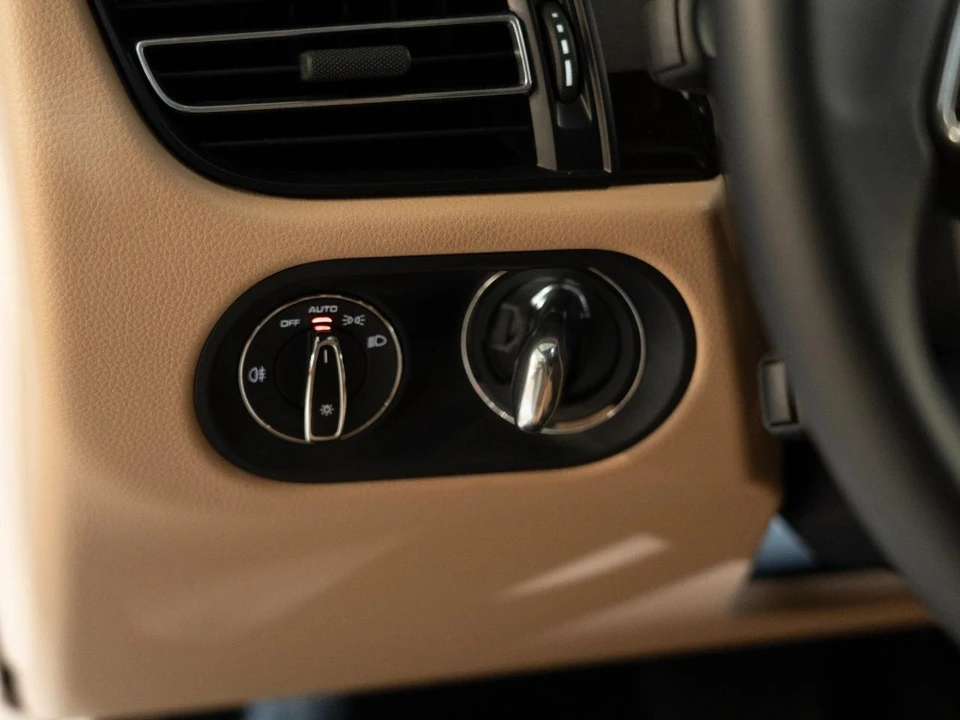2026 Porsche Macan - Image 23 of 27