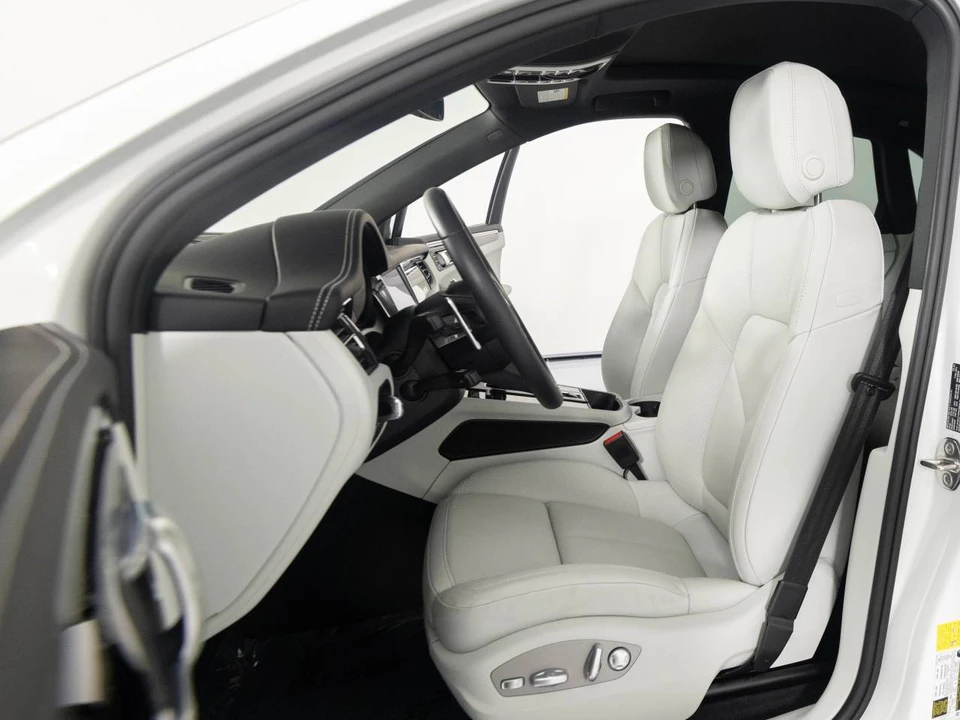2026 Porsche Macan Electric - Image 5 of 5