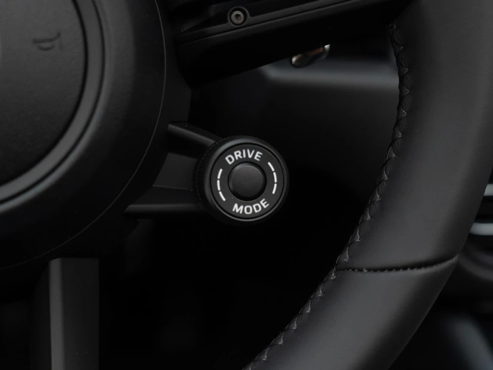 2026 Porsche Macan - Image 25 of 29