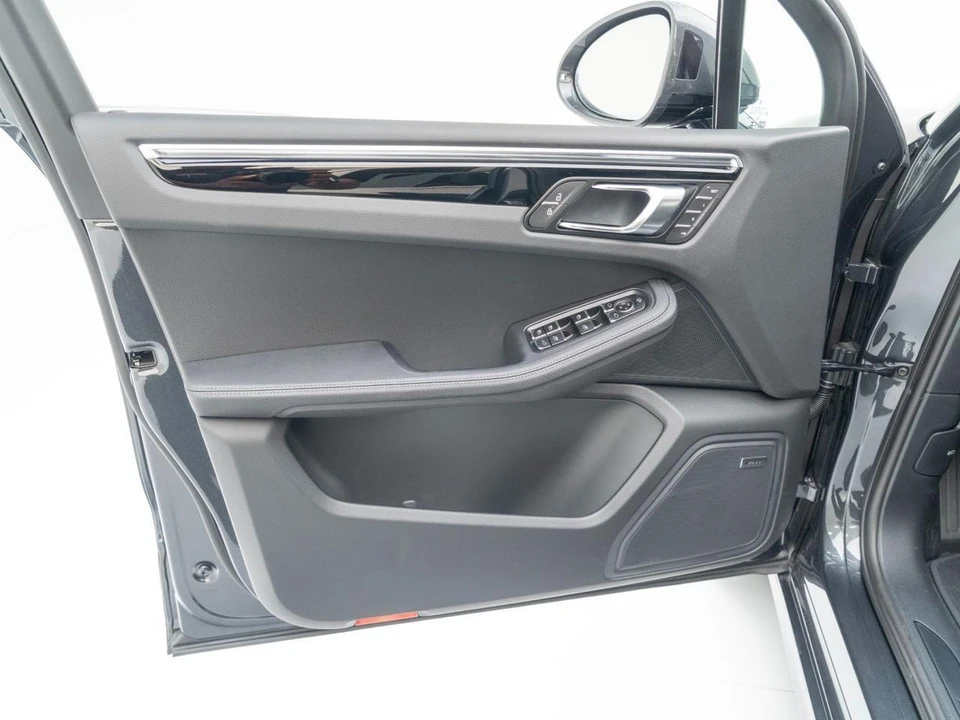 2026 Porsche Macan - Image 18 of 29