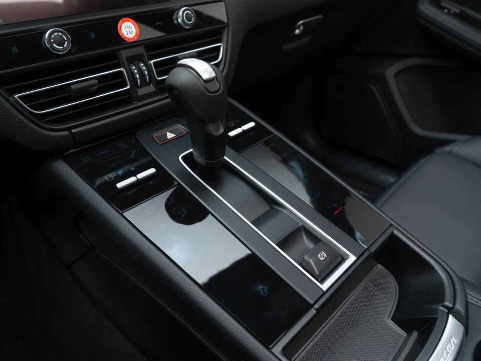 2026 Porsche Macan - Image 24 of 29