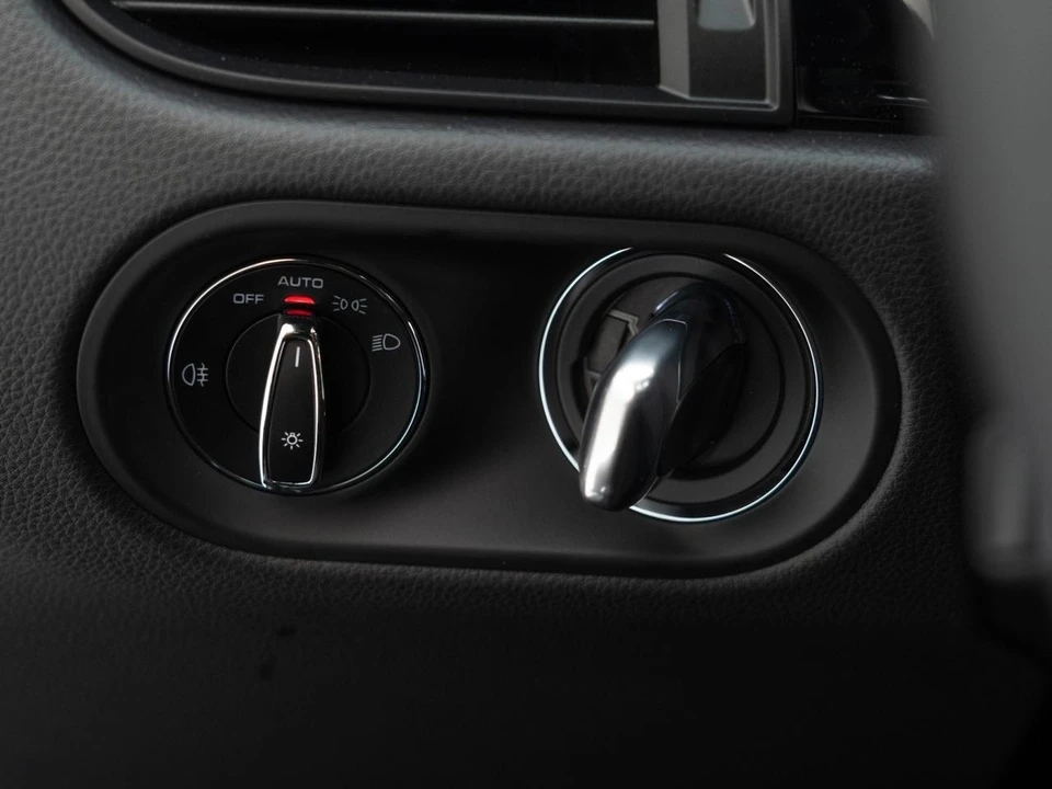 2026 Porsche Macan - Image 26 of 29