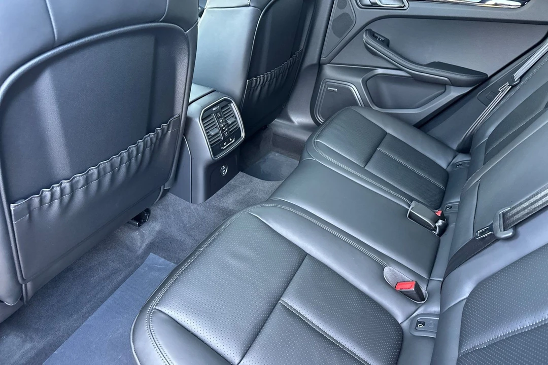 2026 Porsche Macan - Image 15 of 31