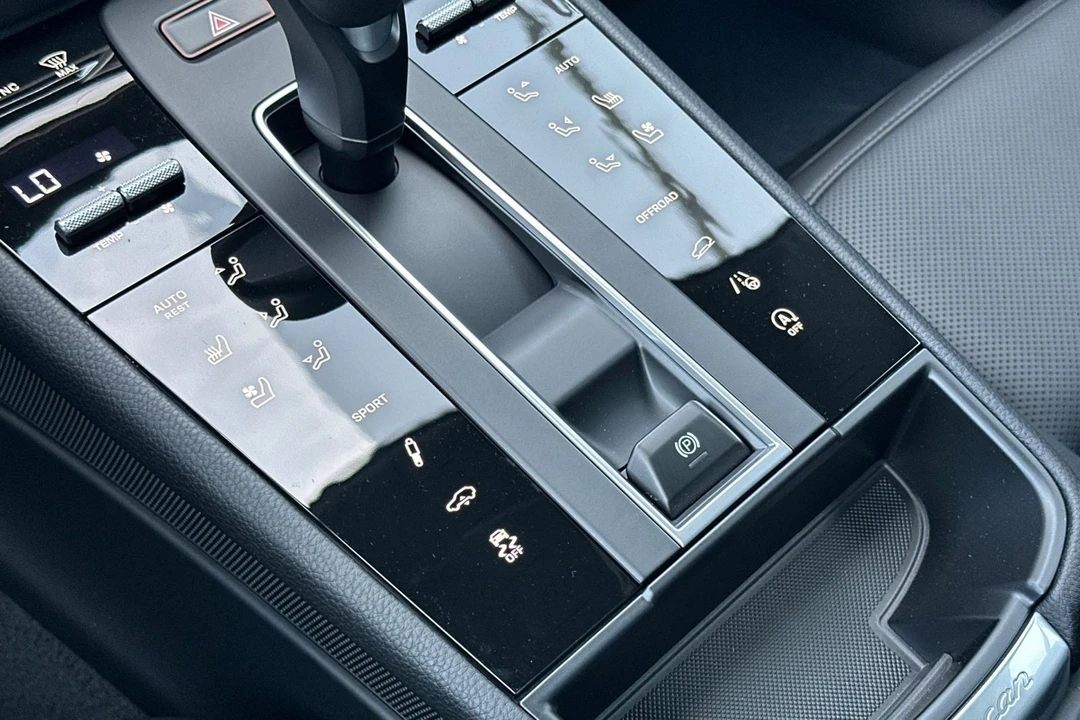 2026 Porsche Macan - Image 26 of 31