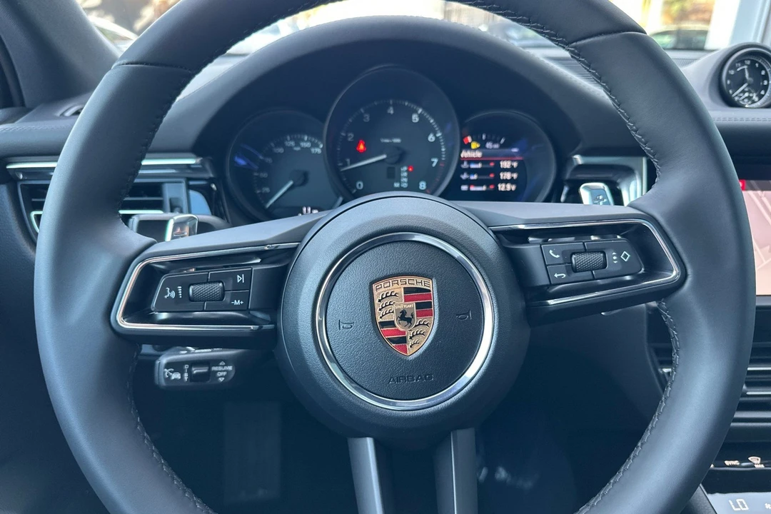 2026 Porsche Macan Electric - Image 29 of 31