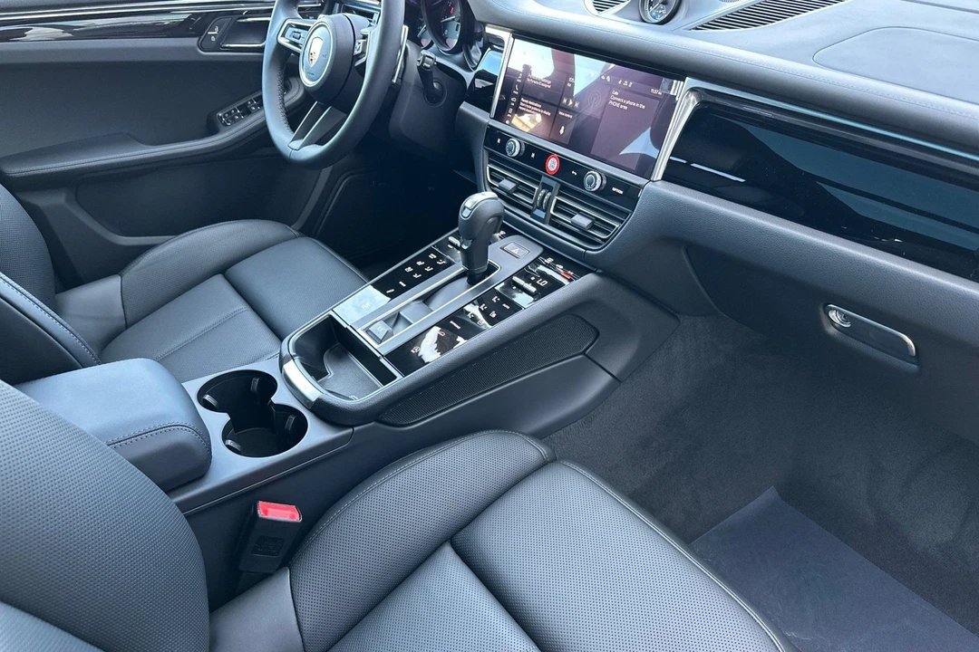 2026 Porsche Macan Electric - Image 18 of 31