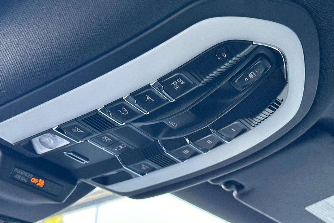 2026 Porsche Macan - Image 21 of 31