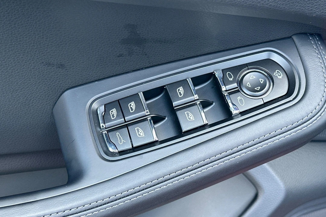 2026 Porsche Macan Electric - Image 13 of 31