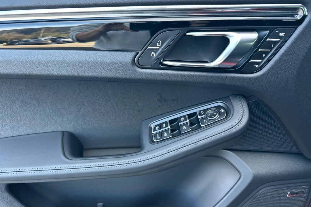2026 Porsche Macan - Image 12 of 31