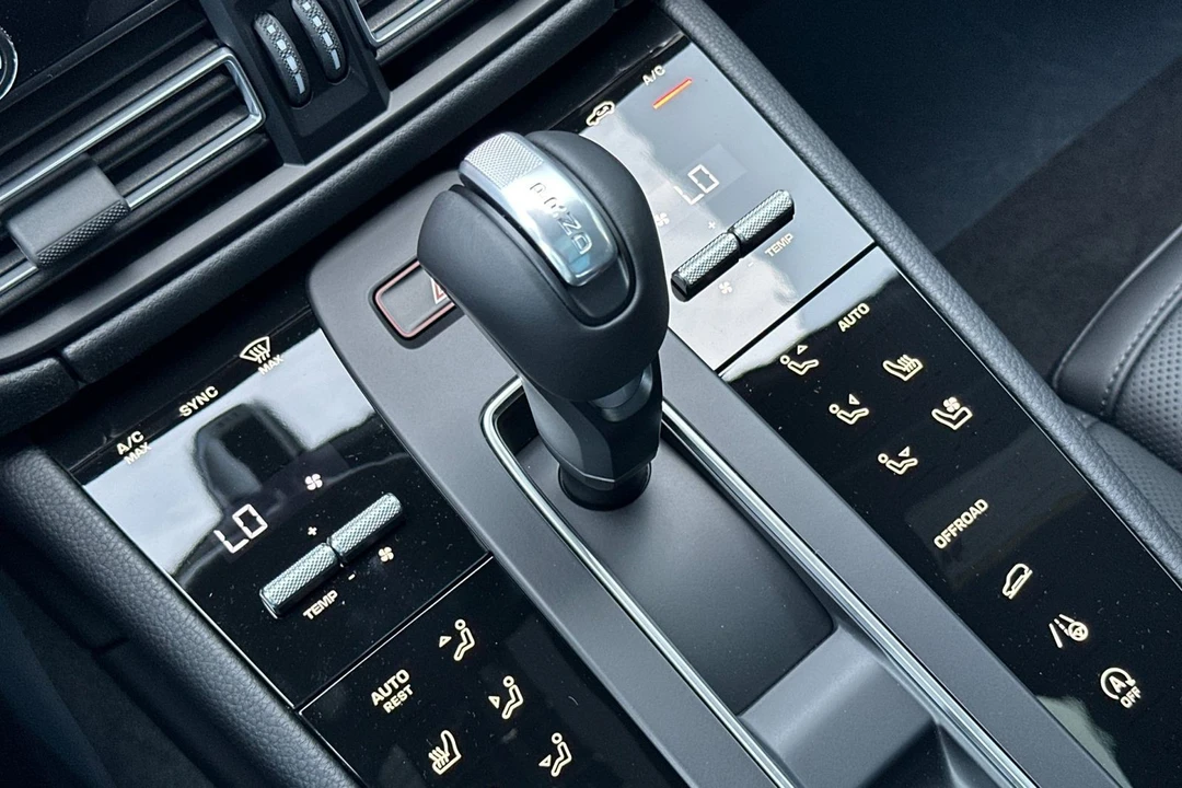 2026 Porsche Macan - Image 28 of 31