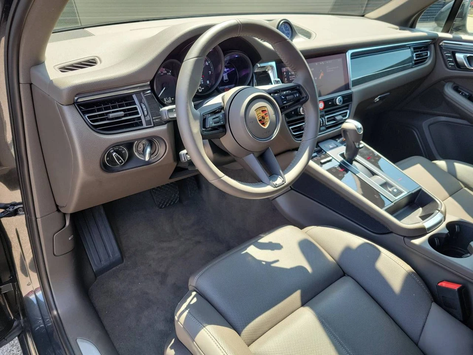 2026 Porsche Macan Electric - Image 4 of 5