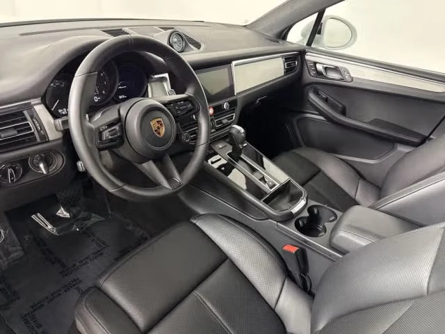 2026 Porsche Macan - Image 26 of 31