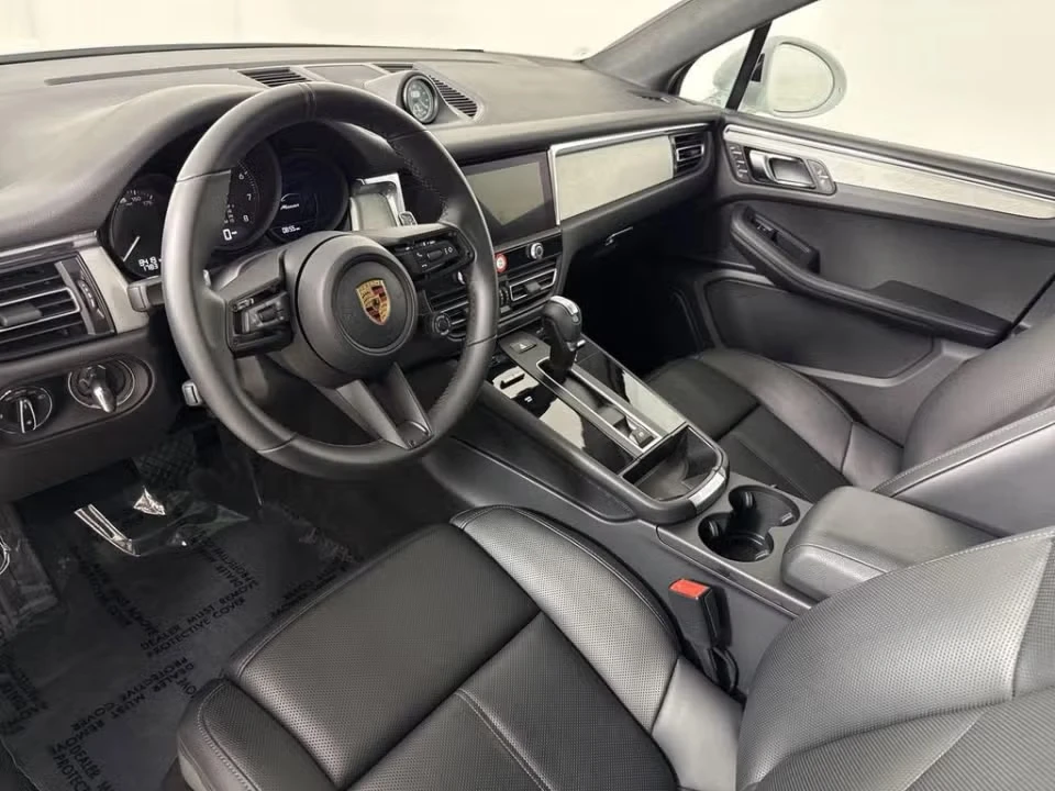 2026 Porsche Macan - Image 27 of 31