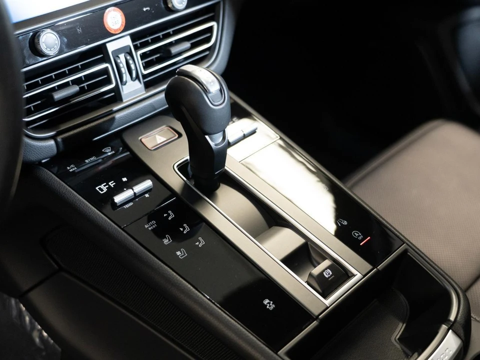 2026 Porsche Macan - Image 21 of 27