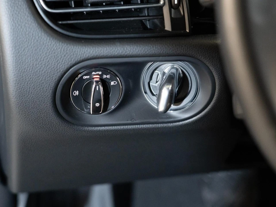 2026 Porsche Macan - Image 23 of 27