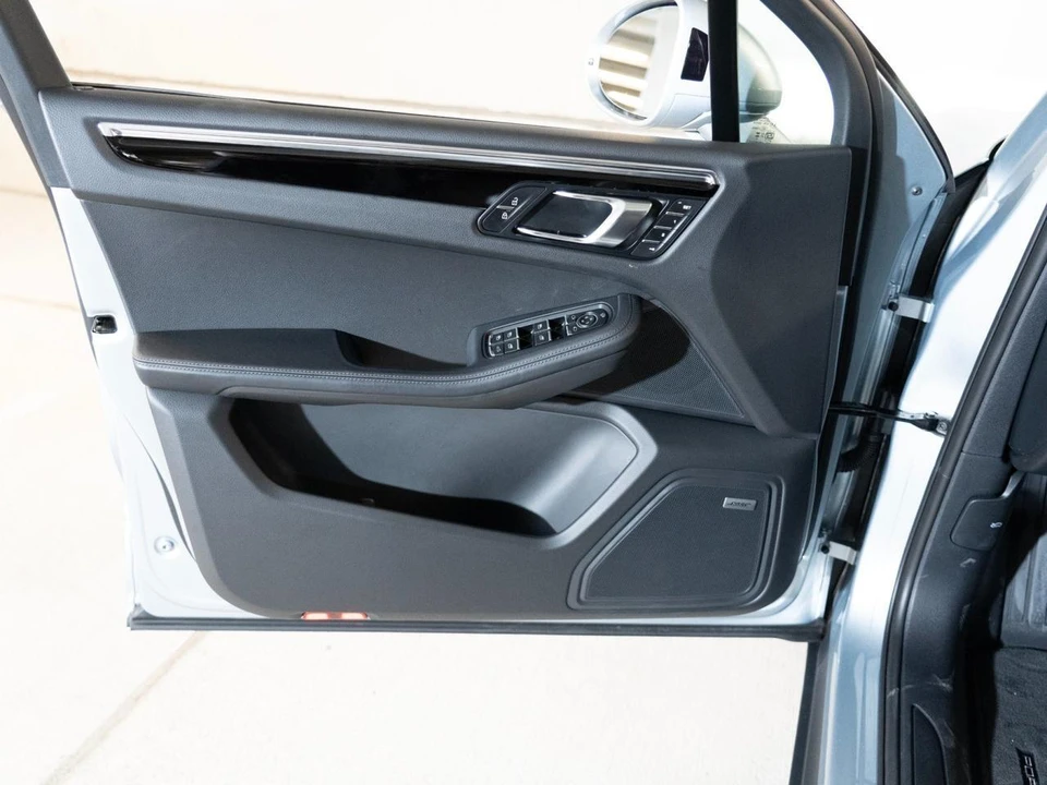 2026 Porsche Macan - Image 15 of 27