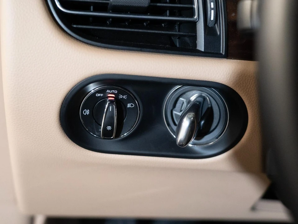 2026 Porsche Macan - Image 28 of 30