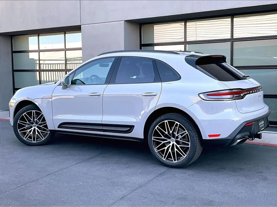 2026 Porsche Macan - Image 24 of 31
