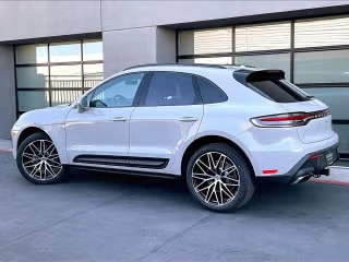2026 Porsche Macan - Image 17 of 31