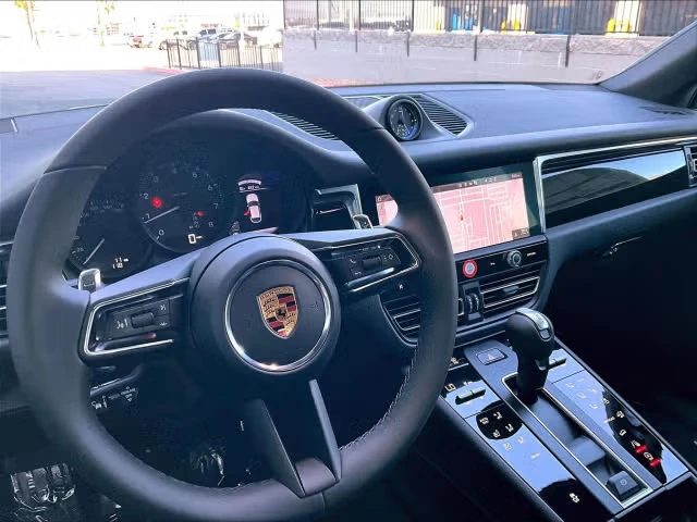 2026 Porsche Macan - Image 26 of 31