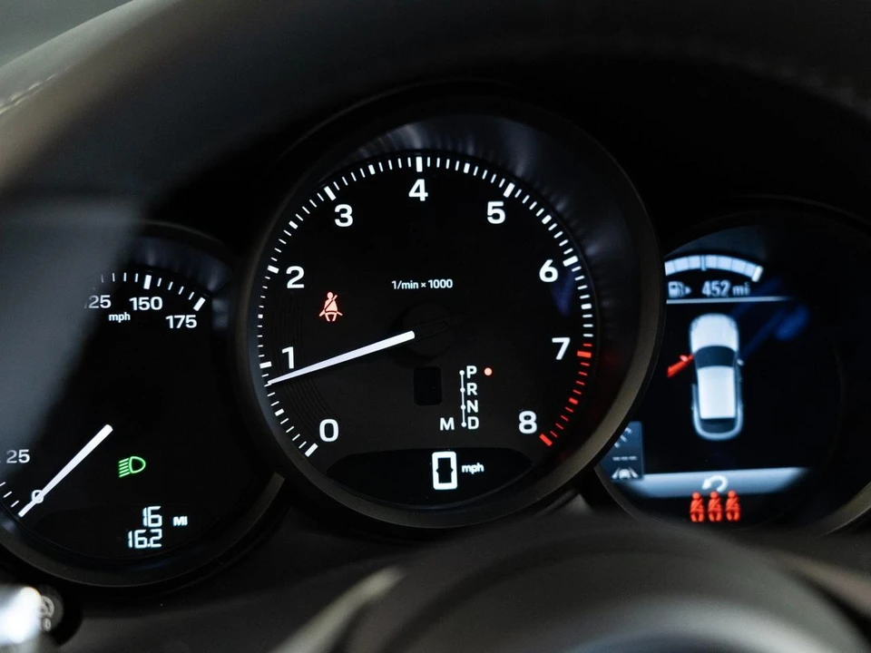 2026 Porsche Macan - Image 19 of 29