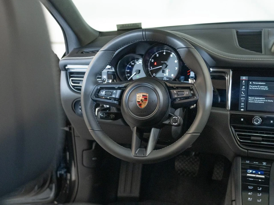 2026 Porsche Macan - Image 27 of 29
