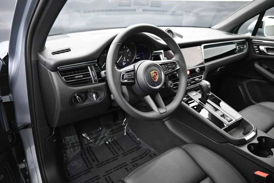 2026 Porsche Macan Electric - Image 4 of 5