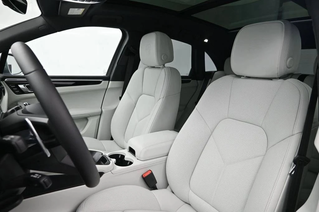 2026 Porsche Macan - Image 5 of 5