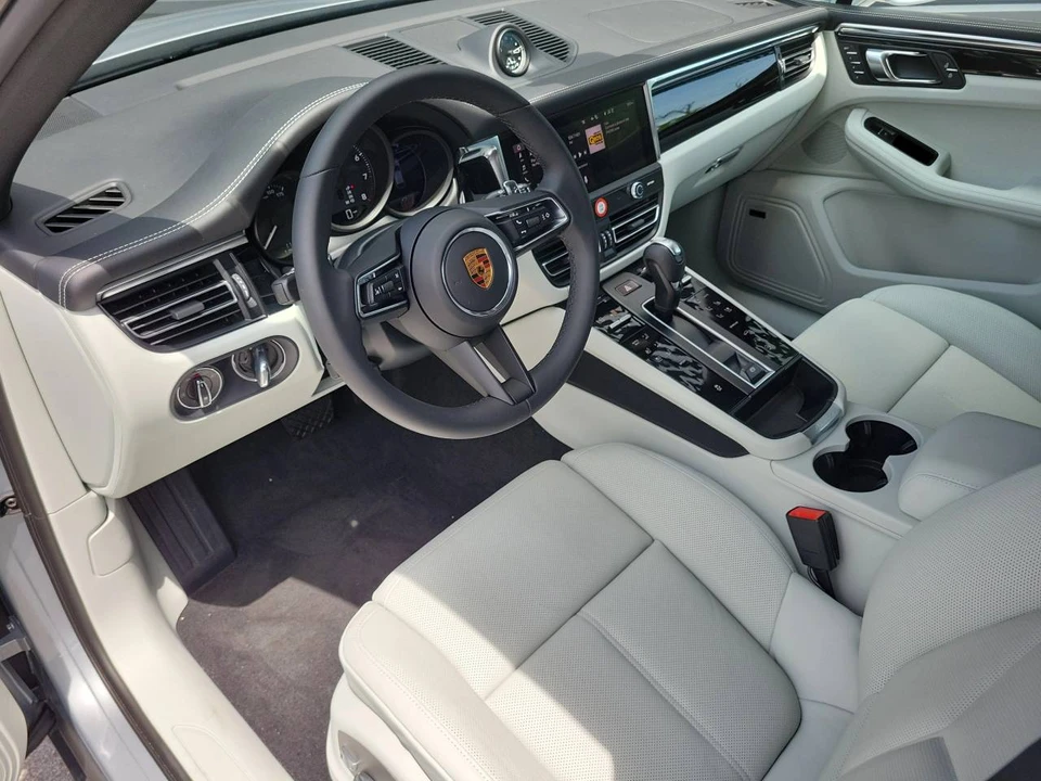 2026 Porsche Macan Electric - Image 4 of 5