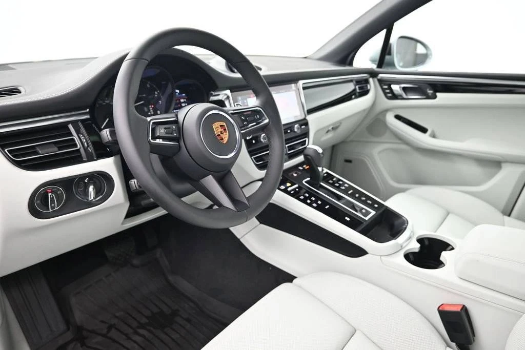 2026 Porsche Macan - Image 4 of 5