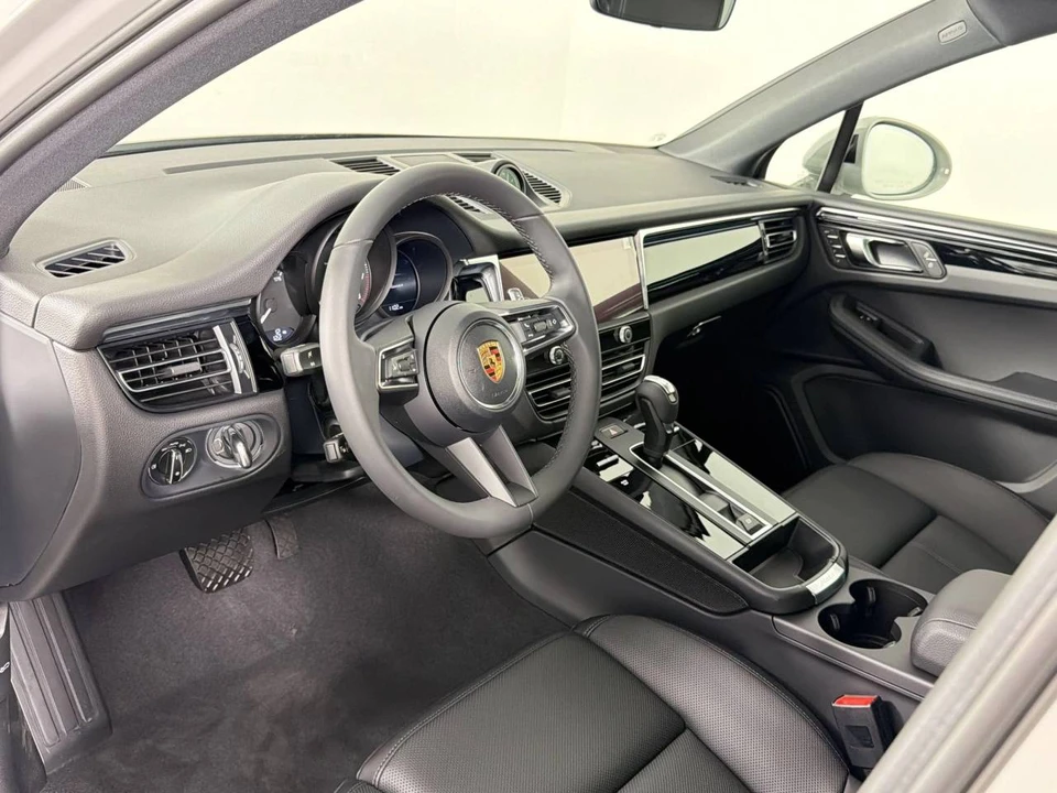 2026 Porsche Macan Electric - Image 4 of 5