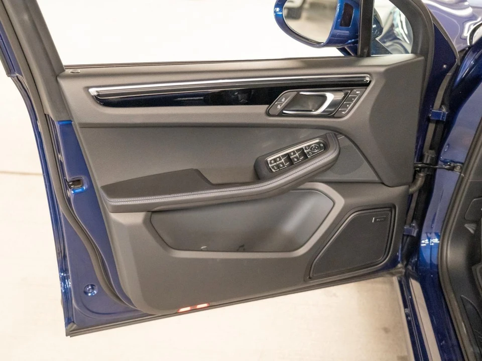 2026 Porsche Macan Electric - Image 16 of 28