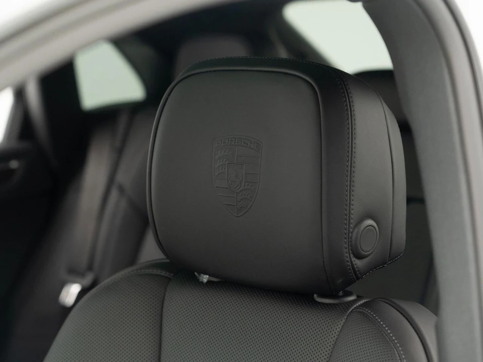 2026 Porsche Macan Electric - Image 18 of 30