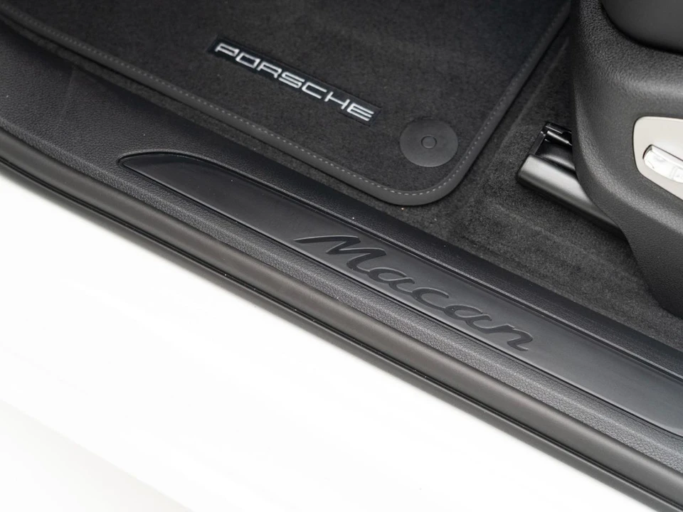 2026 Porsche Macan Electric - Image 14 of 30