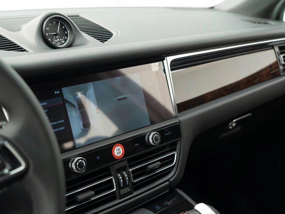 2026 Porsche Macan Electric - Image 25 of 30