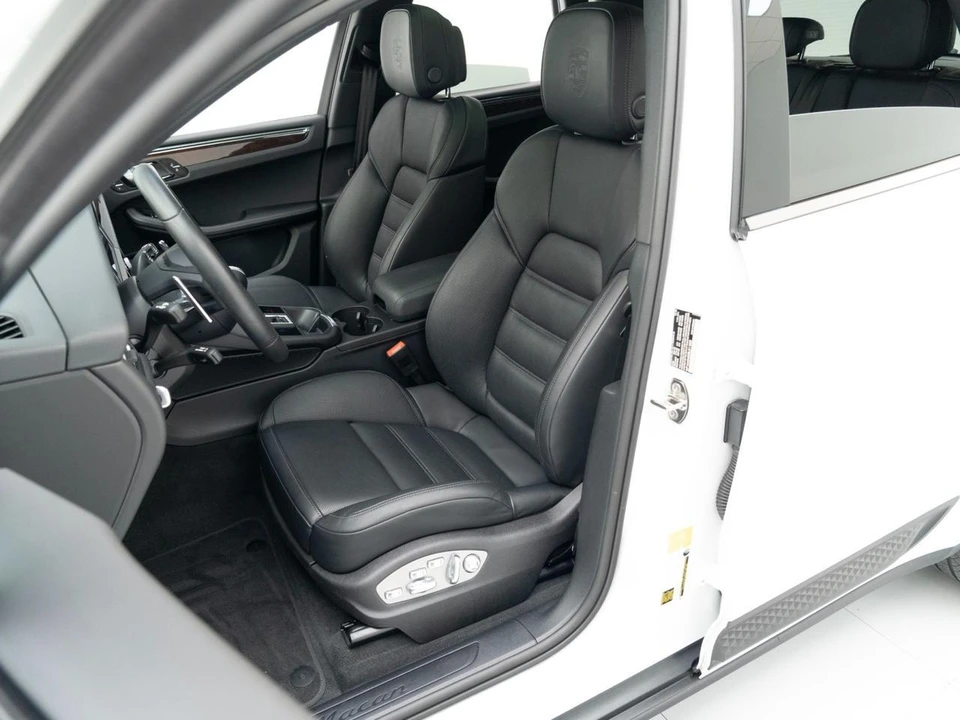 2026 Porsche Macan Electric - Image 5 of 30