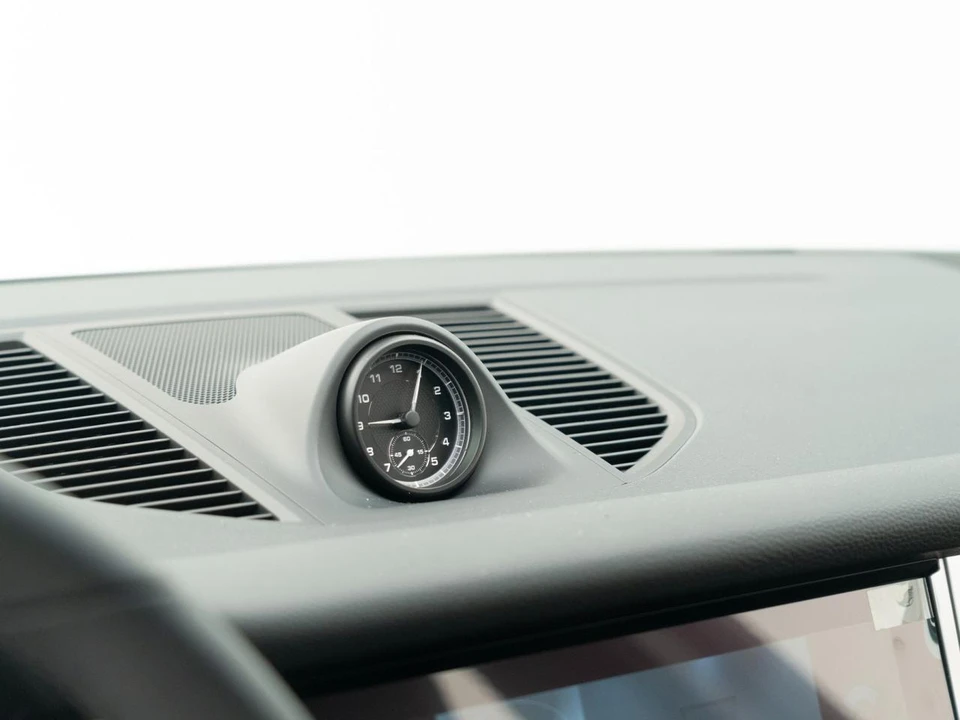 2026 Porsche Macan Electric - Image 24 of 30