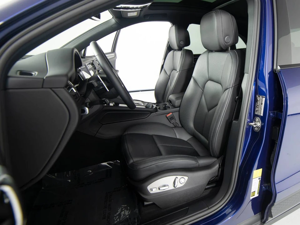 2026 Porsche Macan Electric - Image 4 of 5