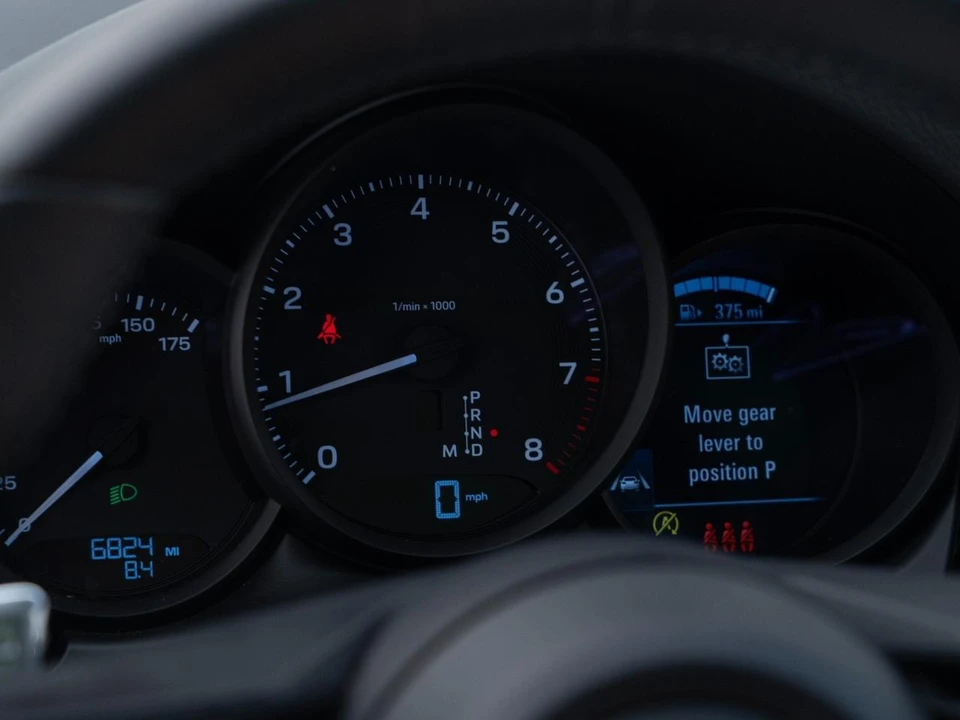 2026 Porsche Macan - Image 24 of 31