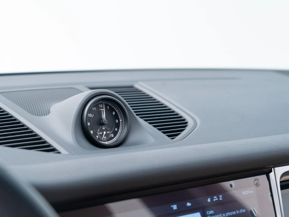 2026 Porsche Macan - Image 25 of 31