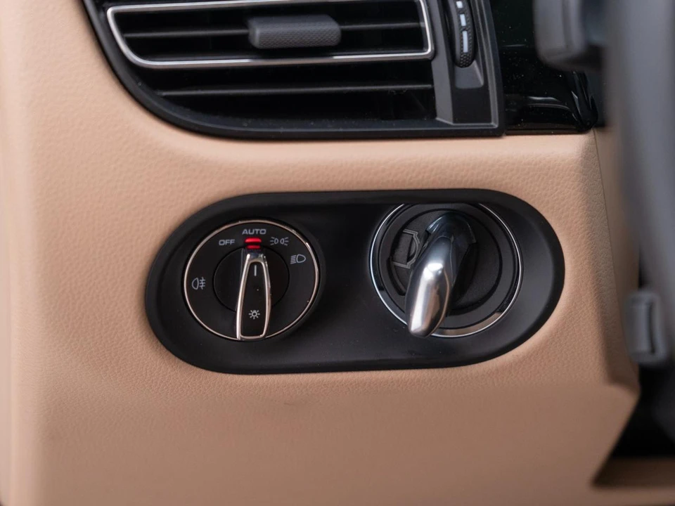 2026 Porsche Macan - Image 28 of 31
