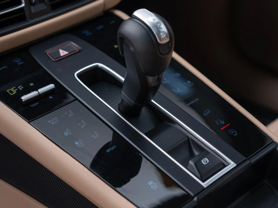 2026 Porsche Macan - Image 27 of 31