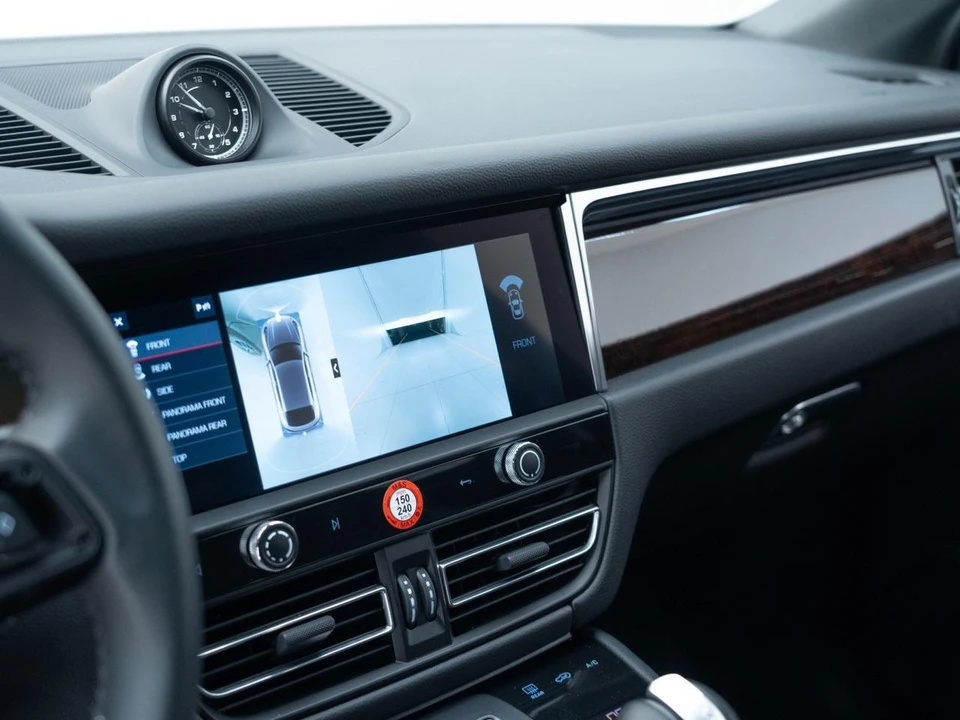 2026 Porsche Macan - Image 26 of 31