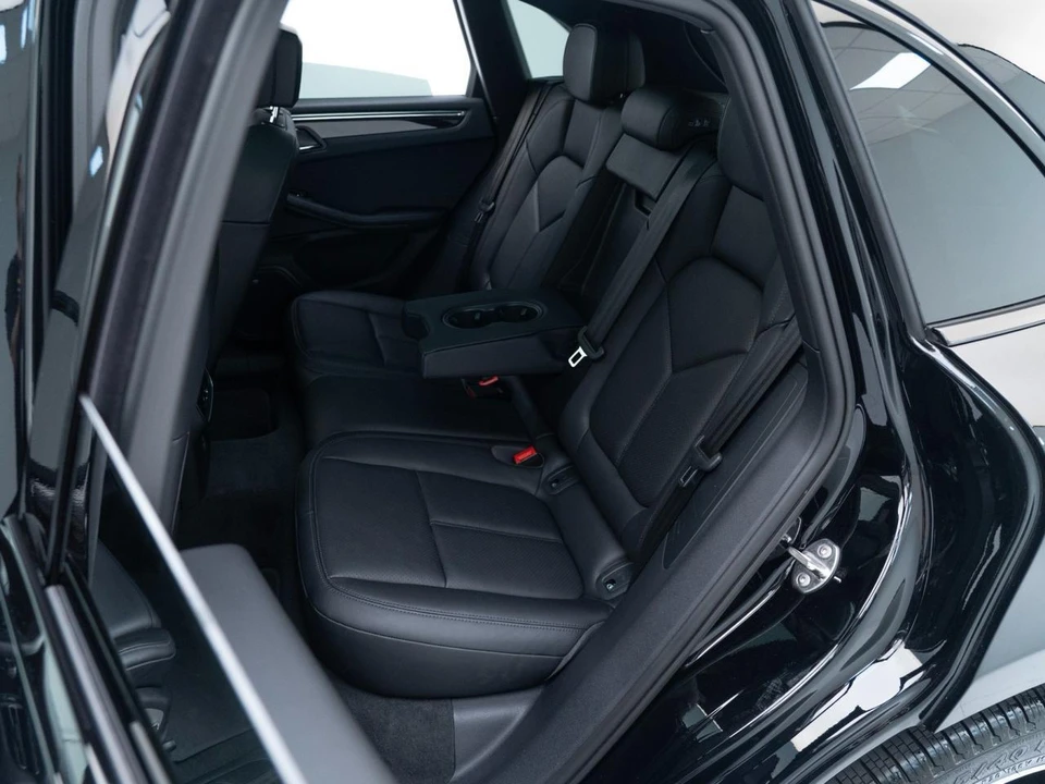 2026 Porsche Macan - Image 29 of 31