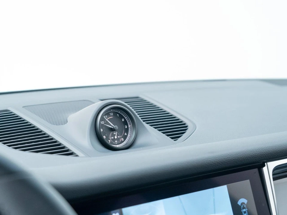 2026 Porsche Macan - Image 25 of 31