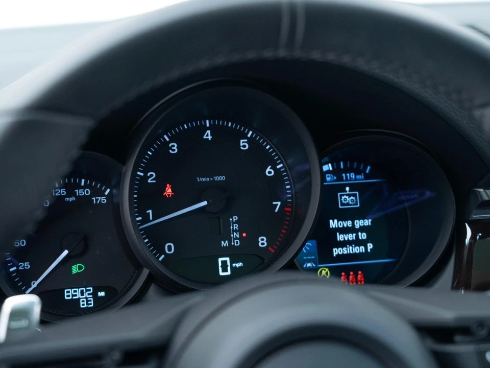 2026 Porsche Macan - Image 24 of 31