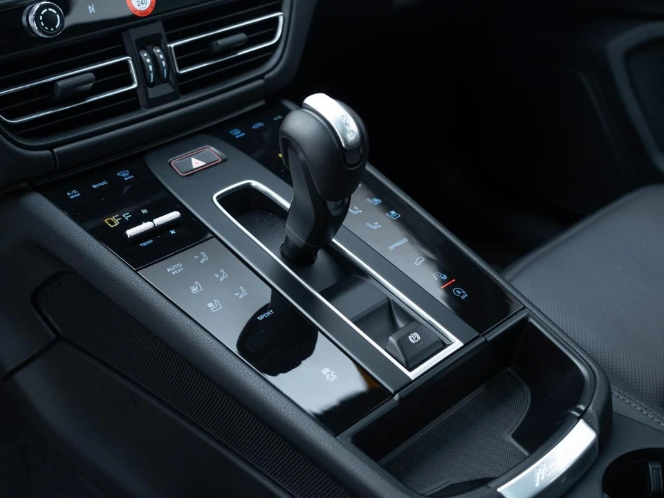 2026 Porsche Macan - Image 27 of 31