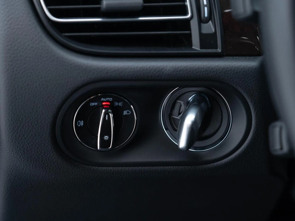 2026 Porsche Macan - Image 28 of 31